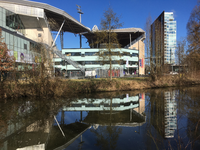 900267 Gezicht op de achterzijde van het stadion Galgenwaard (Herculesplein) te Utrecht, vanaf het jaagpad langs de ...